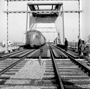 154914 Gezicht op de ophaalbrug over het Noordhollandsch Kanaal te Alkmaar met een diesel-electrisch treinstel DE 3 ...